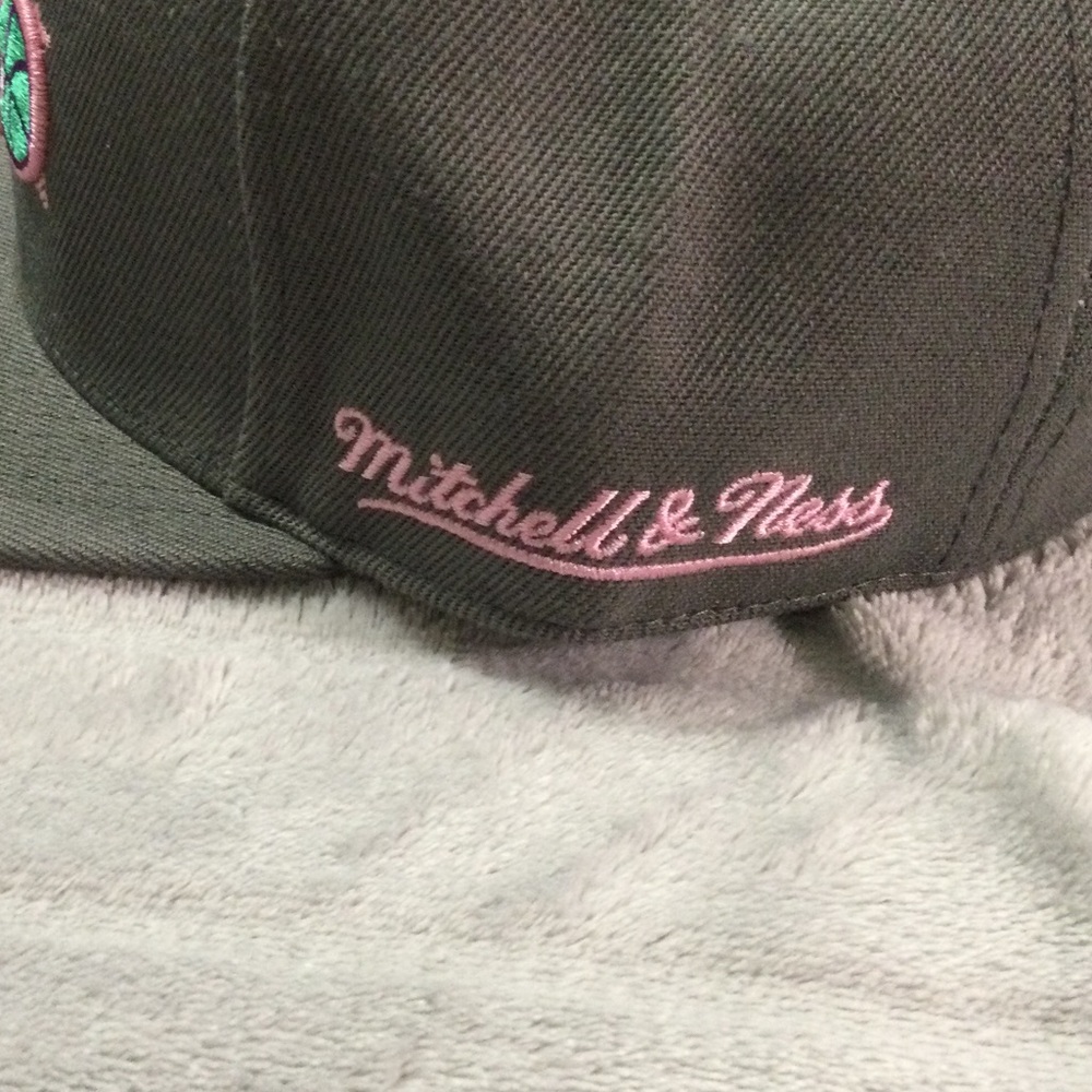 Mitchell & Ness Charlotte Hornets 5th Anniversary Grey/Pink/Purple Fitted Hat - Picture 3 of 9